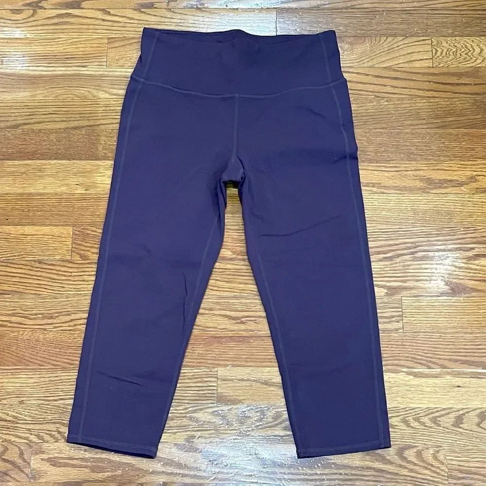 Athleta High Rise Chaturanga Capri Leggings. M